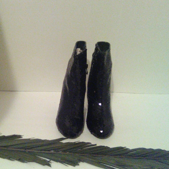 Women Boots - Picture 3 of 3